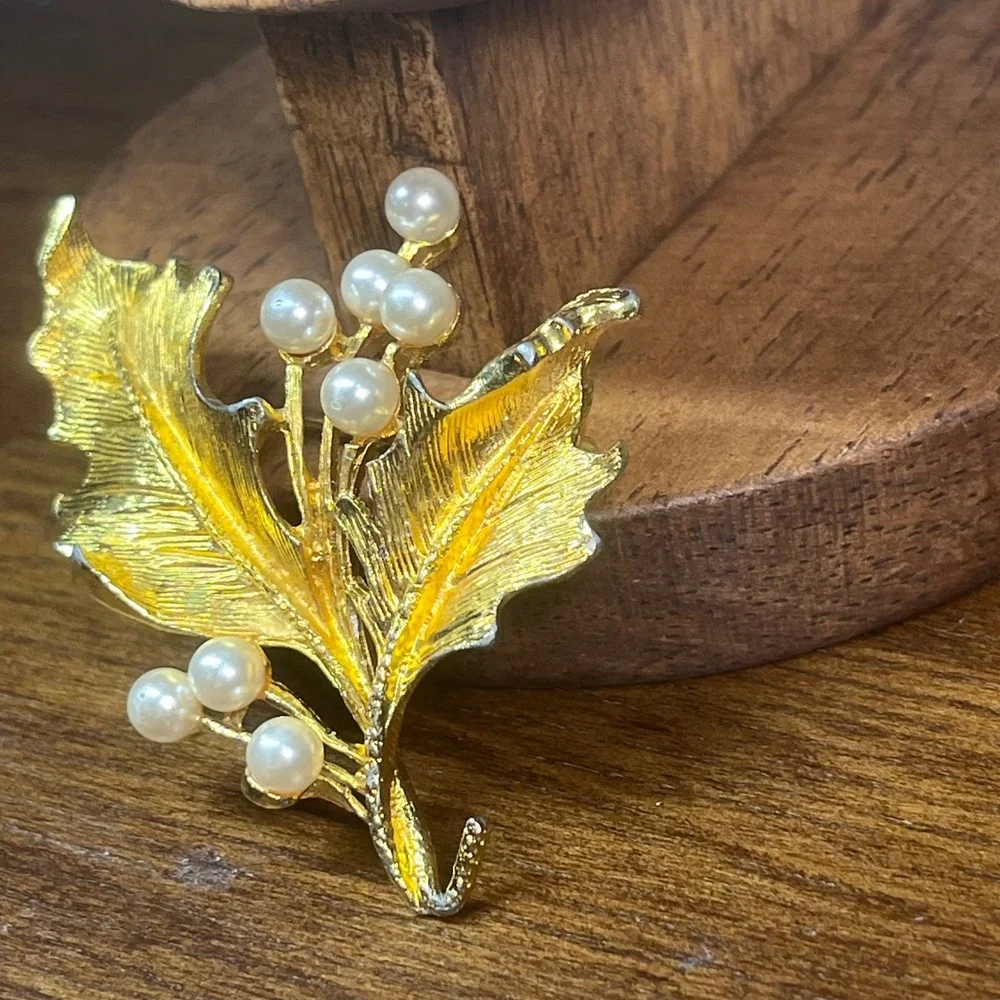 Vtg Gold Tone Holly Leaf Faux Pearl Berry Christmas Holiday Brooch Pin Festive
